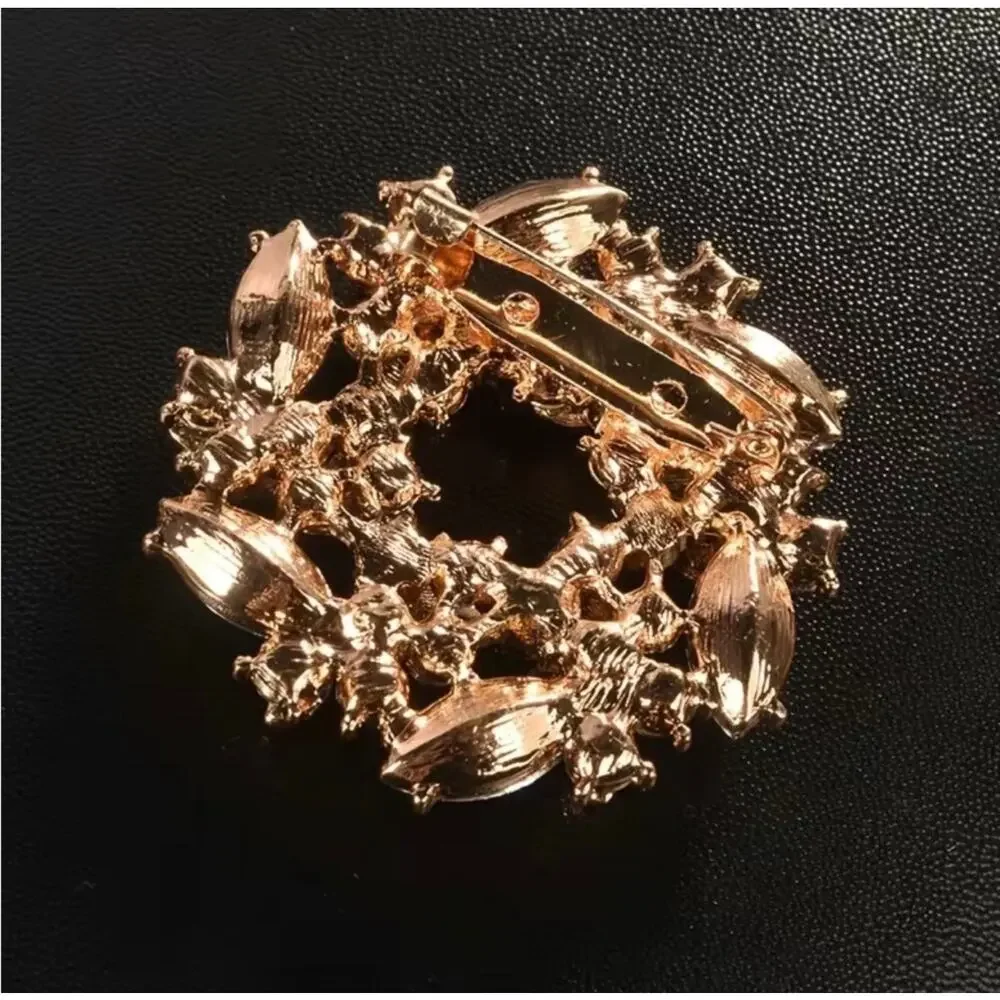 BROOCH: Vintage Style Pink Gold Tone, & White 3D Pin w/Sparkling Gemstones, NIP